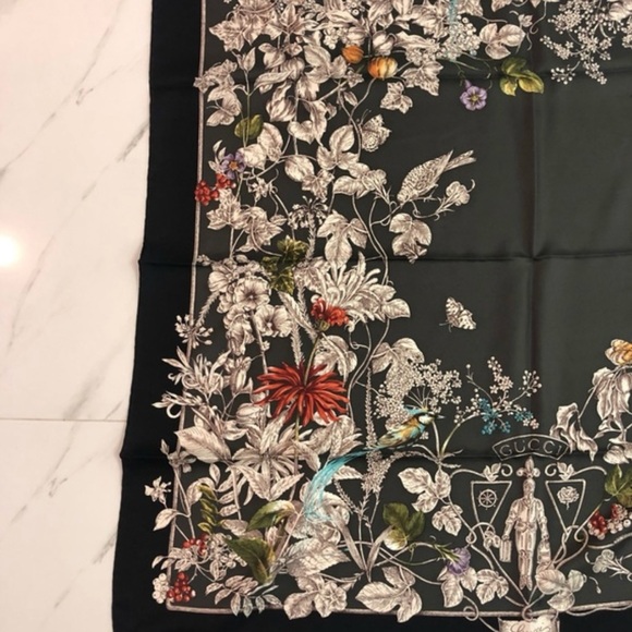 Gucci Wondergardenia Scarf - Black boarder - 90cm x 90cm - 100% Silk - Picture 8 of 8